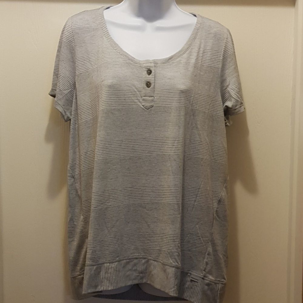 Saucony button Tshirt